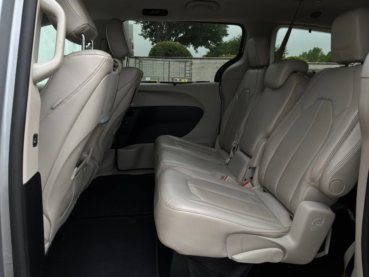 Used 2017 Chrysler Pacifica Touring-L Plus w/ Advanced Safetytec Group image 12