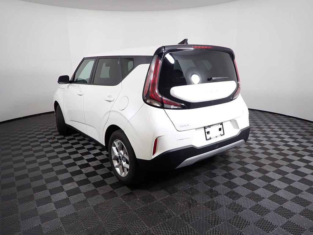 Used 2025 Kia Soul LX image 11