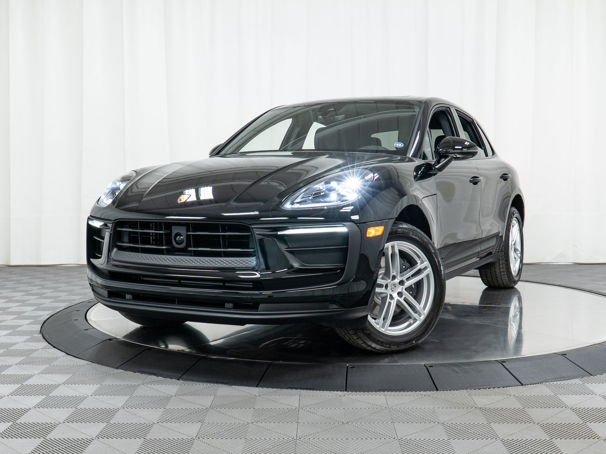 Certified 2025 Porsche Macan AWD/4WD image 29