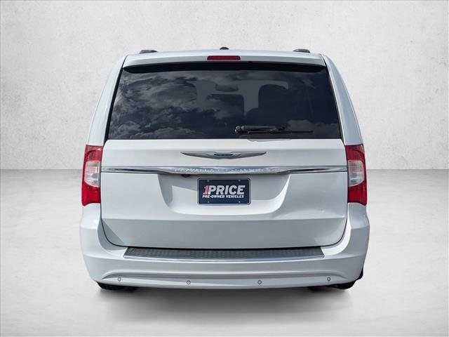 Used 2014 Chrysler Town & Country Touring-L w/ Driver Convenience Group image 7
