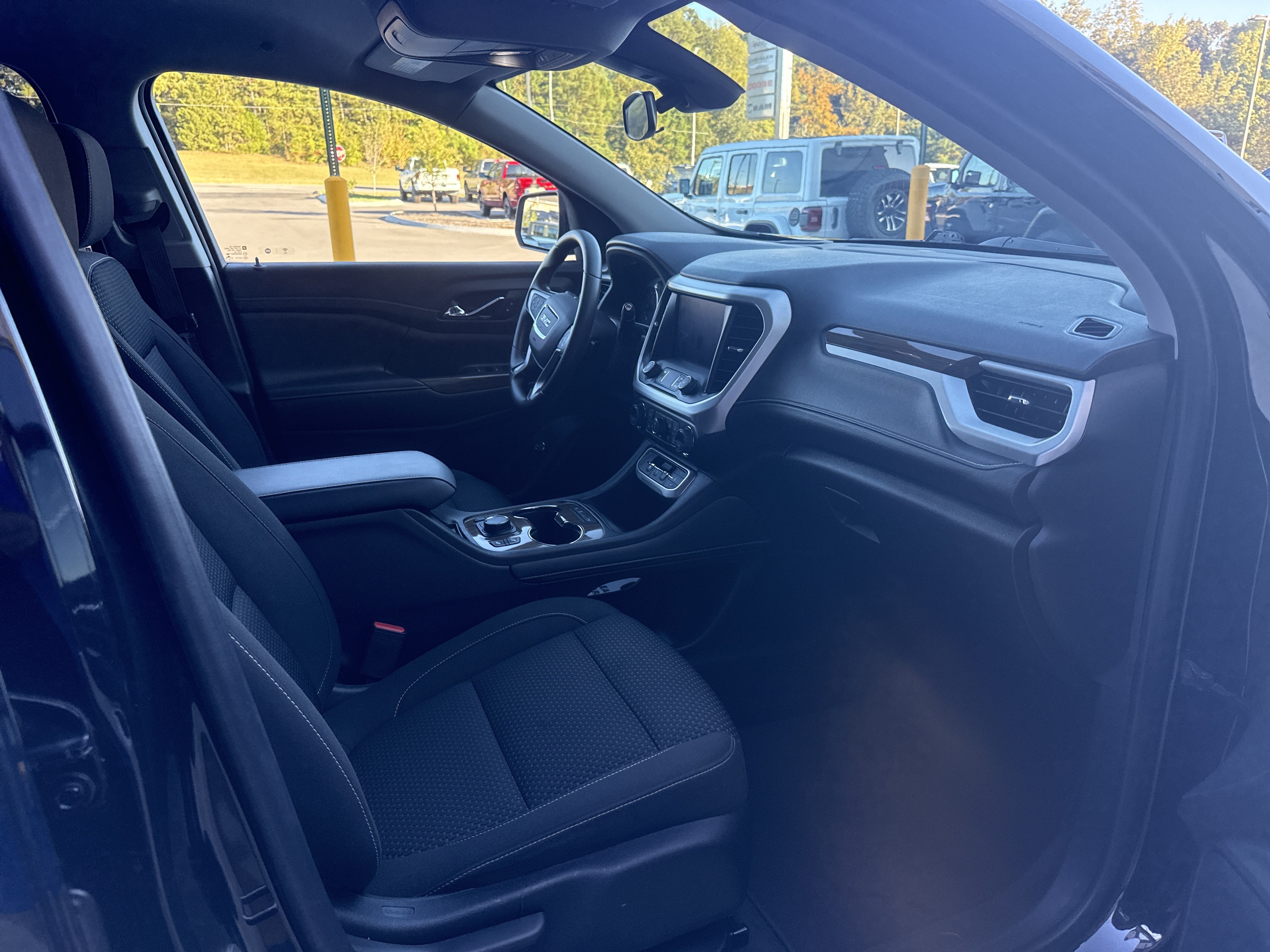 Used 2023 GMC Acadia SLE w/ Driver Convenience Package FWD image 15