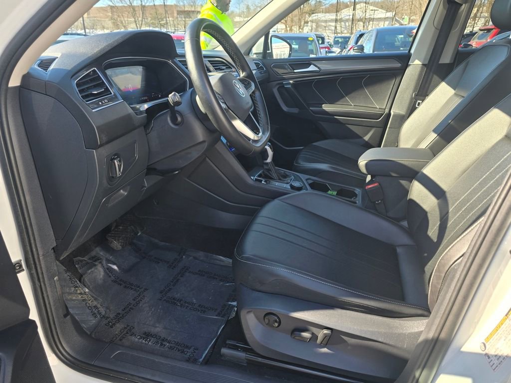 Used 2024 Volkswagen Tiguan SE AWD/4WD image 14