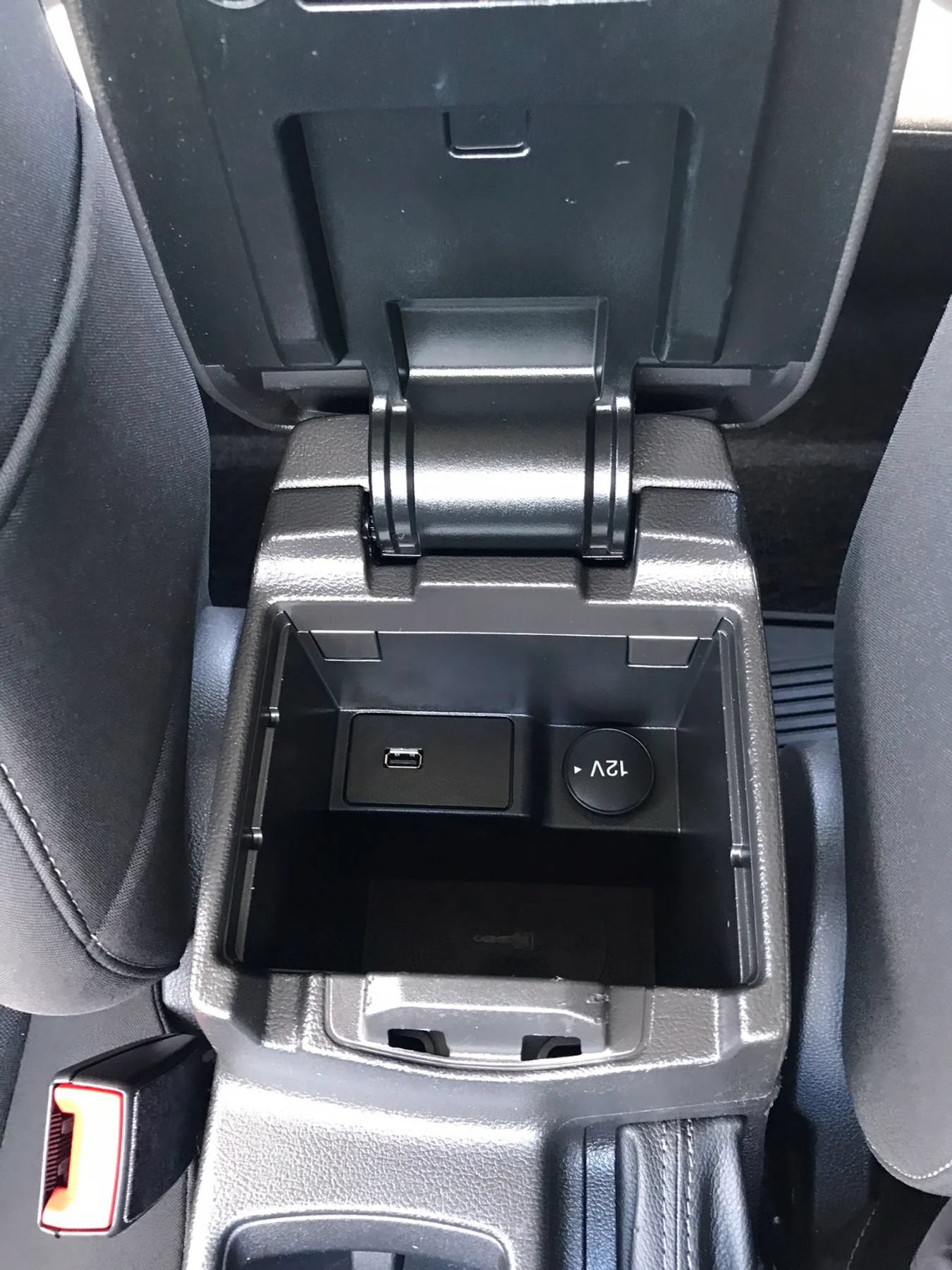 Used 2018 Ford Focus SE w/ SE Appearance Package FWD image 28