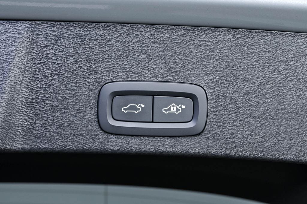 Certified 2026 Volvo XC40 B5 Plus AWD/4WD image 32