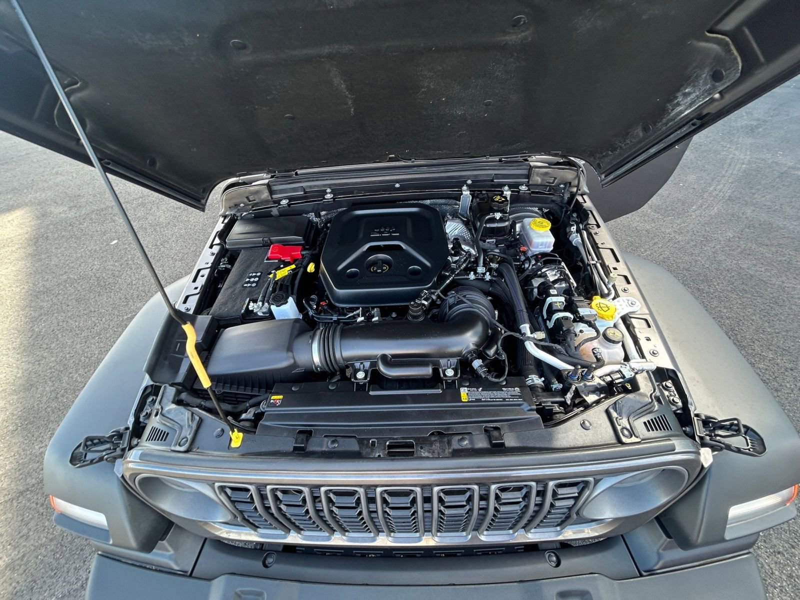 Used 2025 Jeep Wrangler Sport S image 32