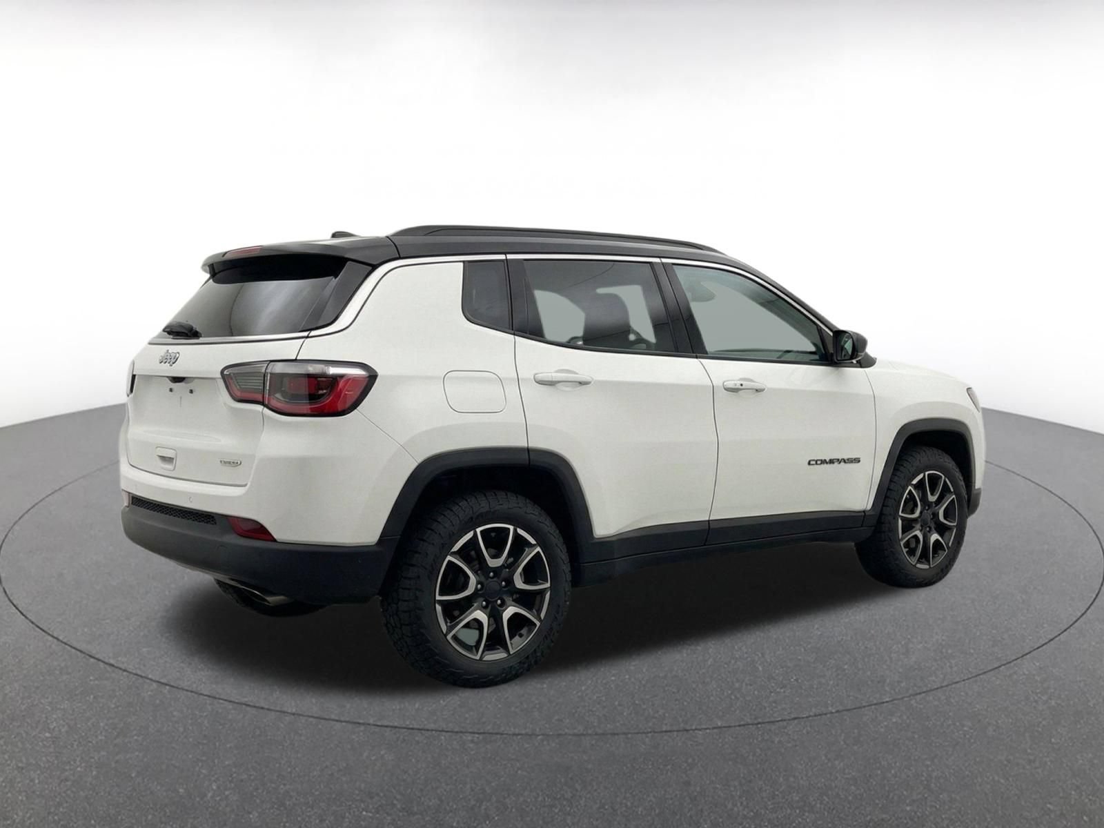 Used 2025 Jeep Compass Trailhawk AWD/4WD image 11