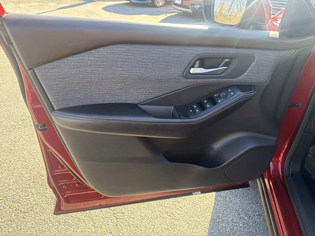 Used 2023 Nissan Rogue SV image 18