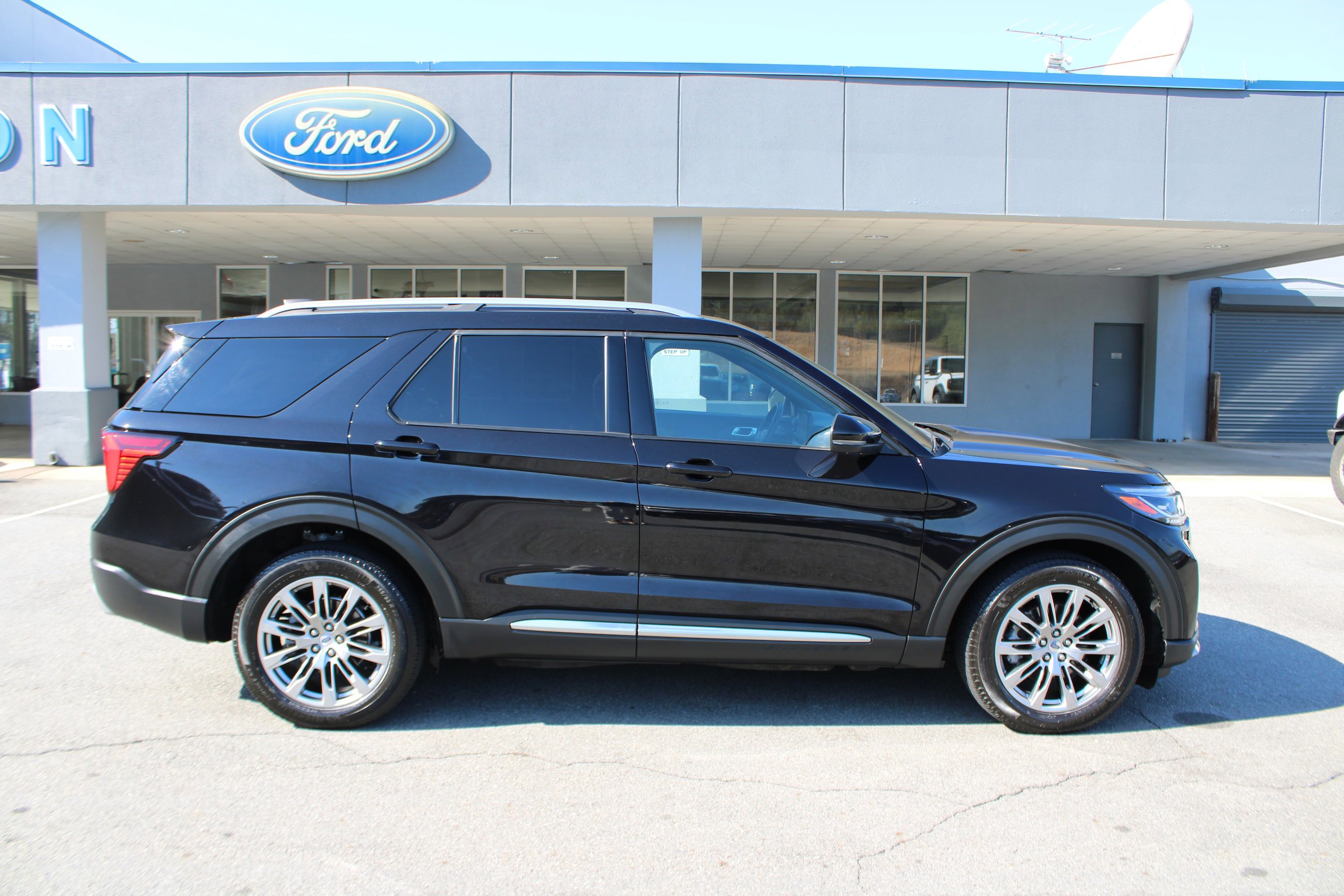 Used 2025 Ford Explorer Platinum AWD/4WD image 2
