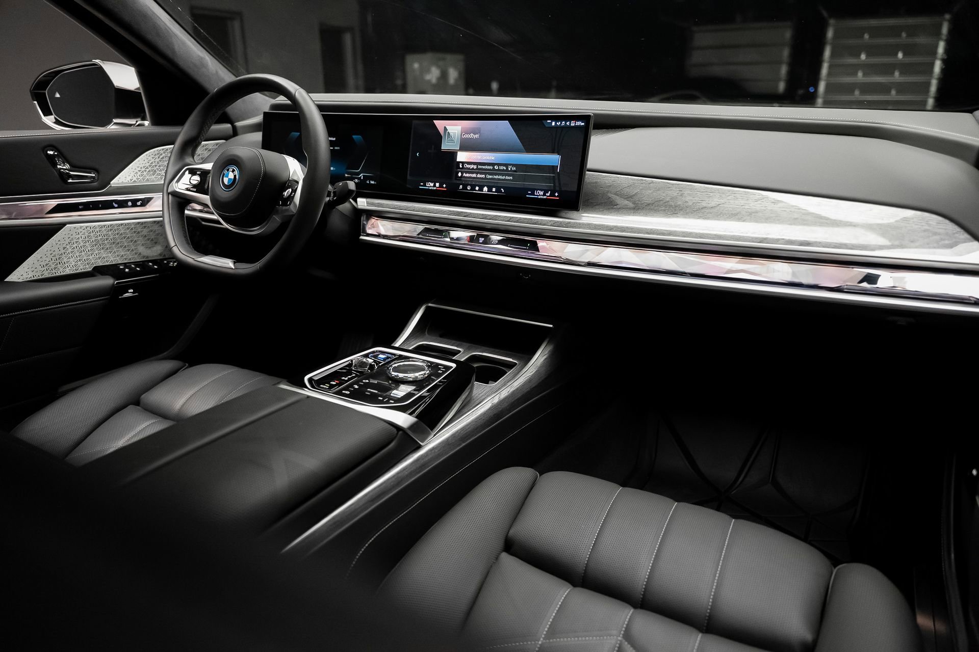 Used 2024 BMW i7 xDrive60 w/ Executive Package image 59