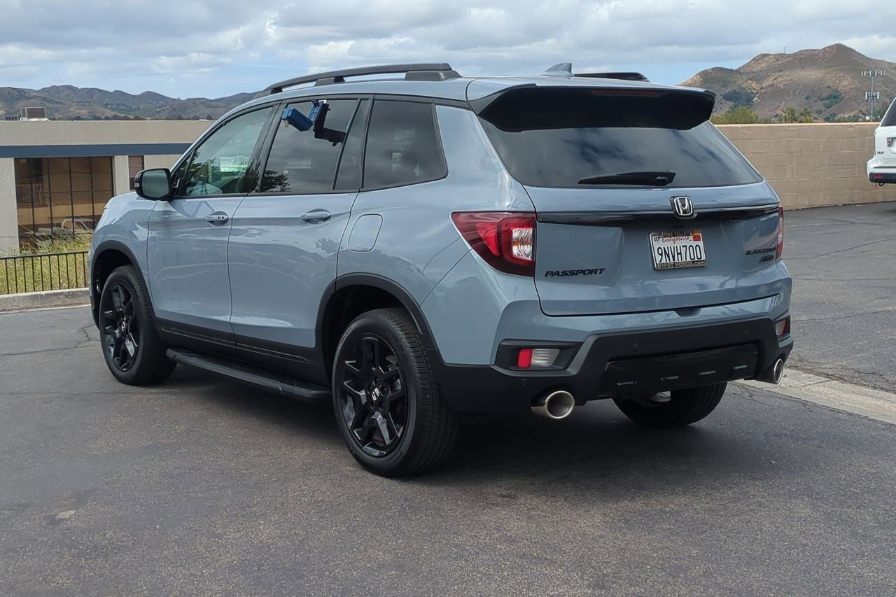 Certified 2025 Honda Passport Black Edition image 8