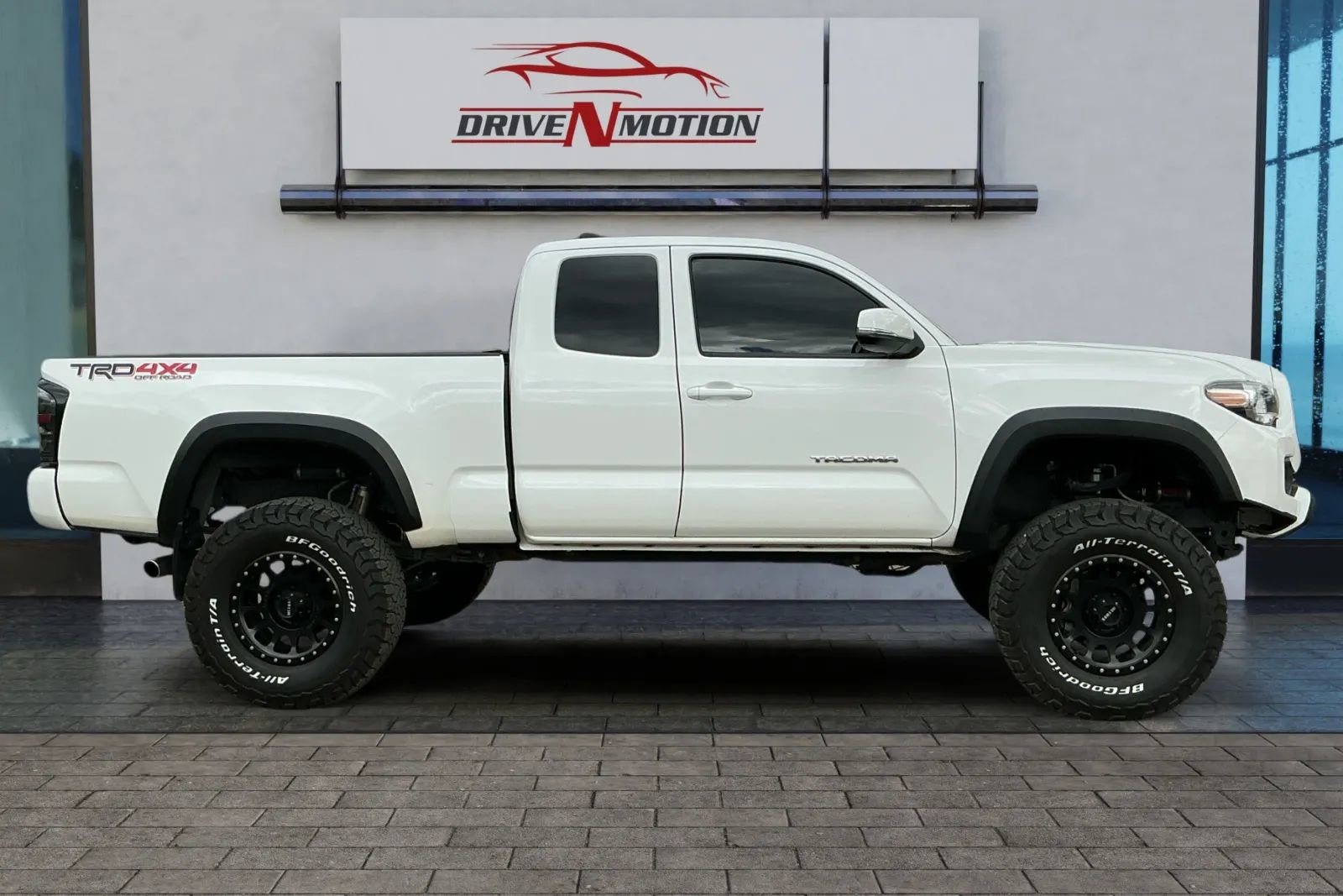 Used 2022 Toyota Tacoma TRD Off-Road image 3