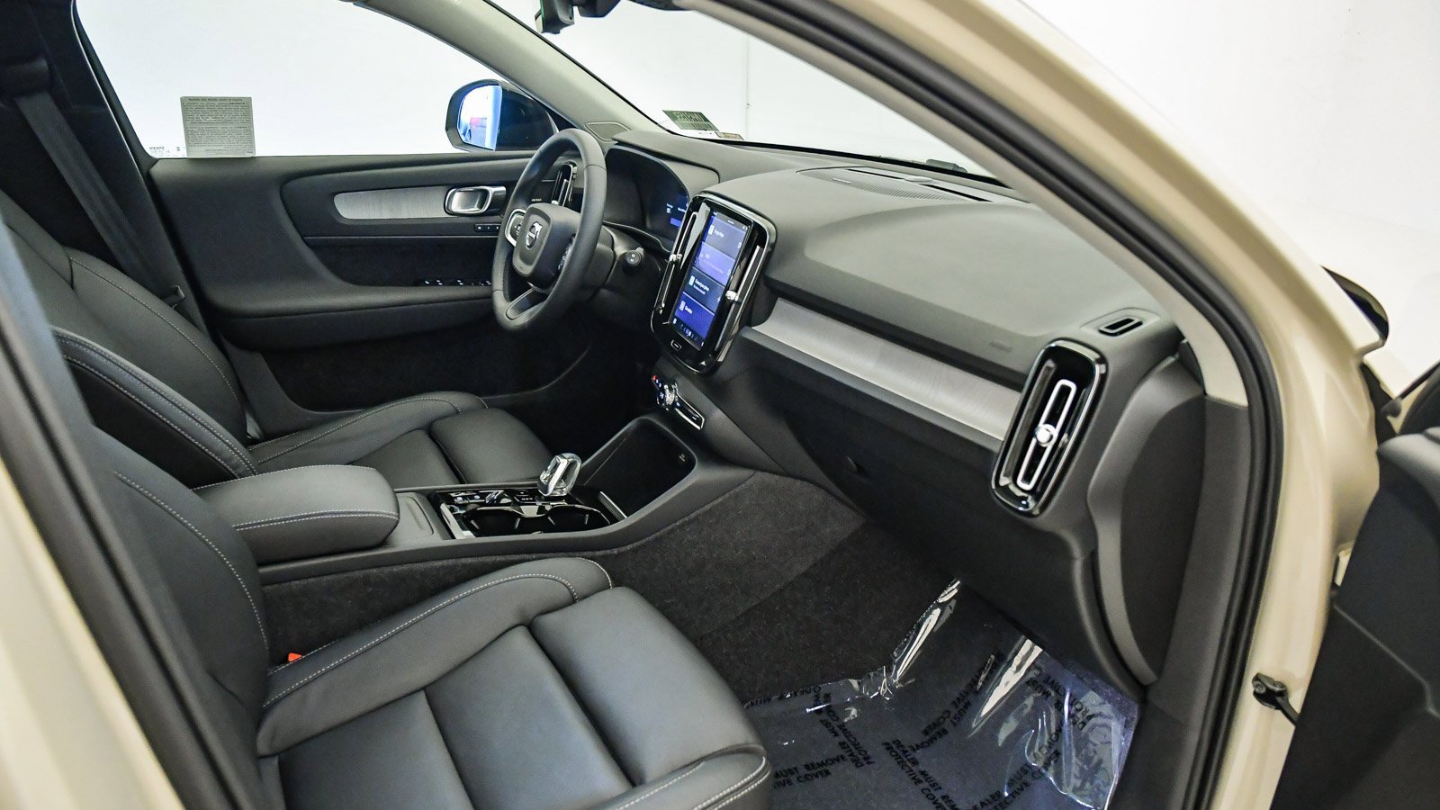 Certified 2025 Volvo XC40 B5 Ultra w/ Climate Package image 17