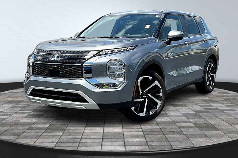 Used 2023 Mitsubishi Outlander SE image 2