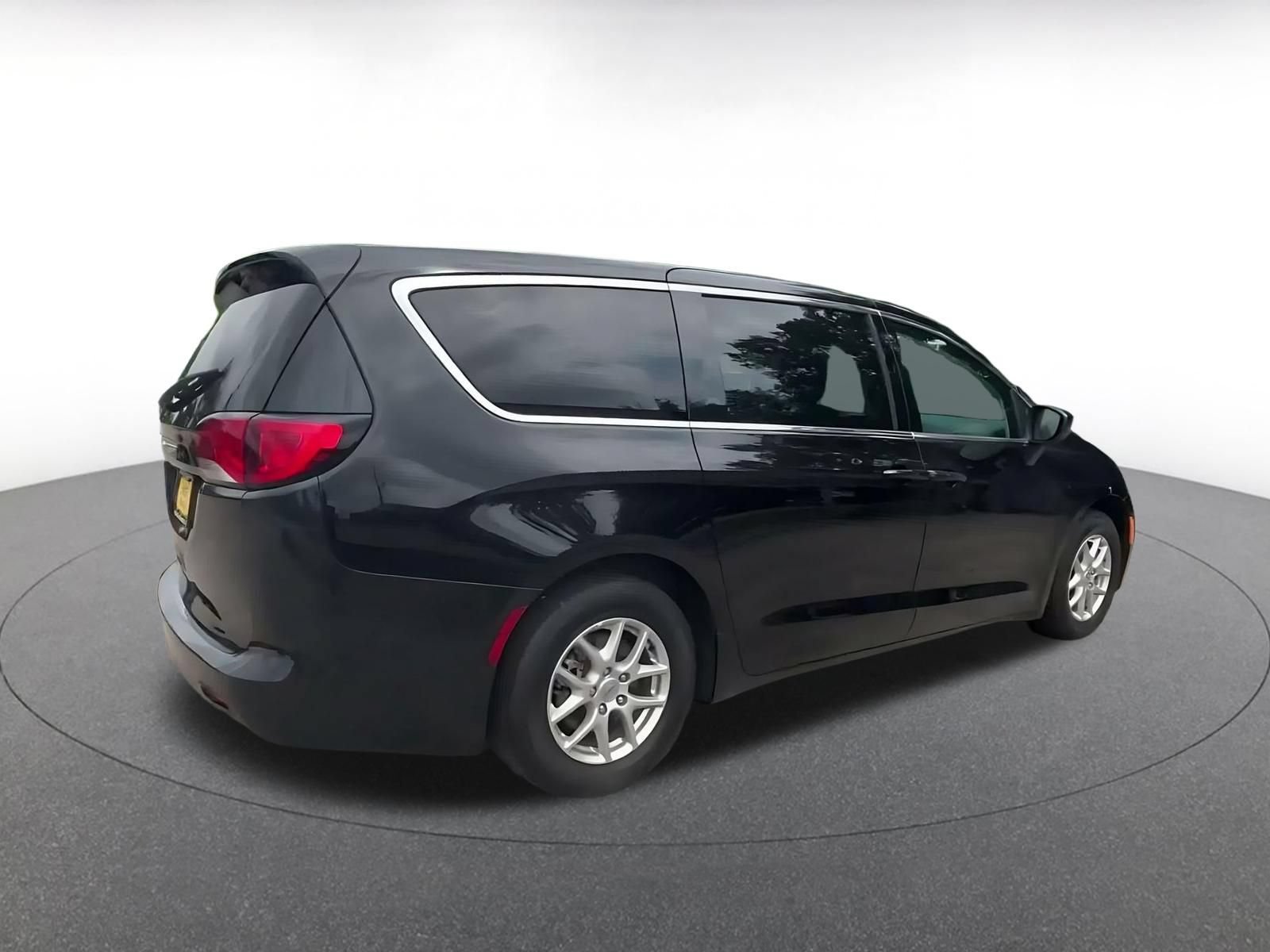 Used 2024 Chrysler Voyager LX FWD image 14