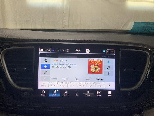 Used 2023 Chrysler Pacifica Limited image 30