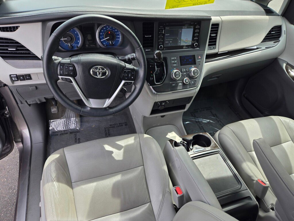 Used 2018 Toyota Sienna XLE w/ XLE Navigation Package image 12