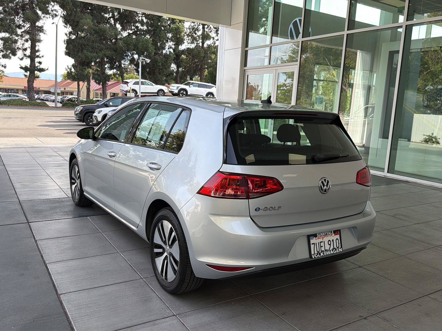 Used 2016 Volkswagen e-Golf SE w/ DC Fast Charging Package FWD image 3