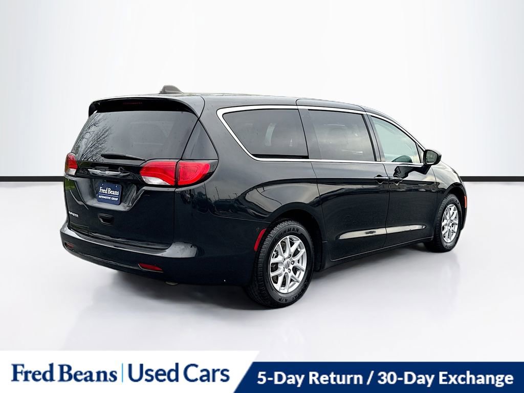 Used 2022 Chrysler Voyager LX image 8