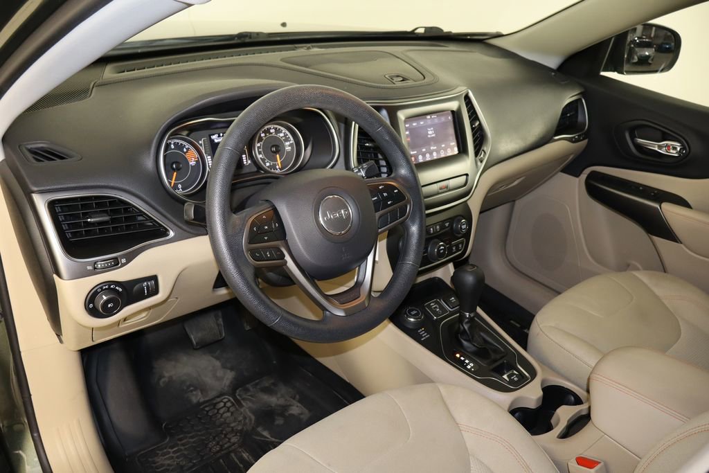 Used 2019 Jeep Cherokee Latitude w/ Popular Appearance Group AWD/4WD image 25