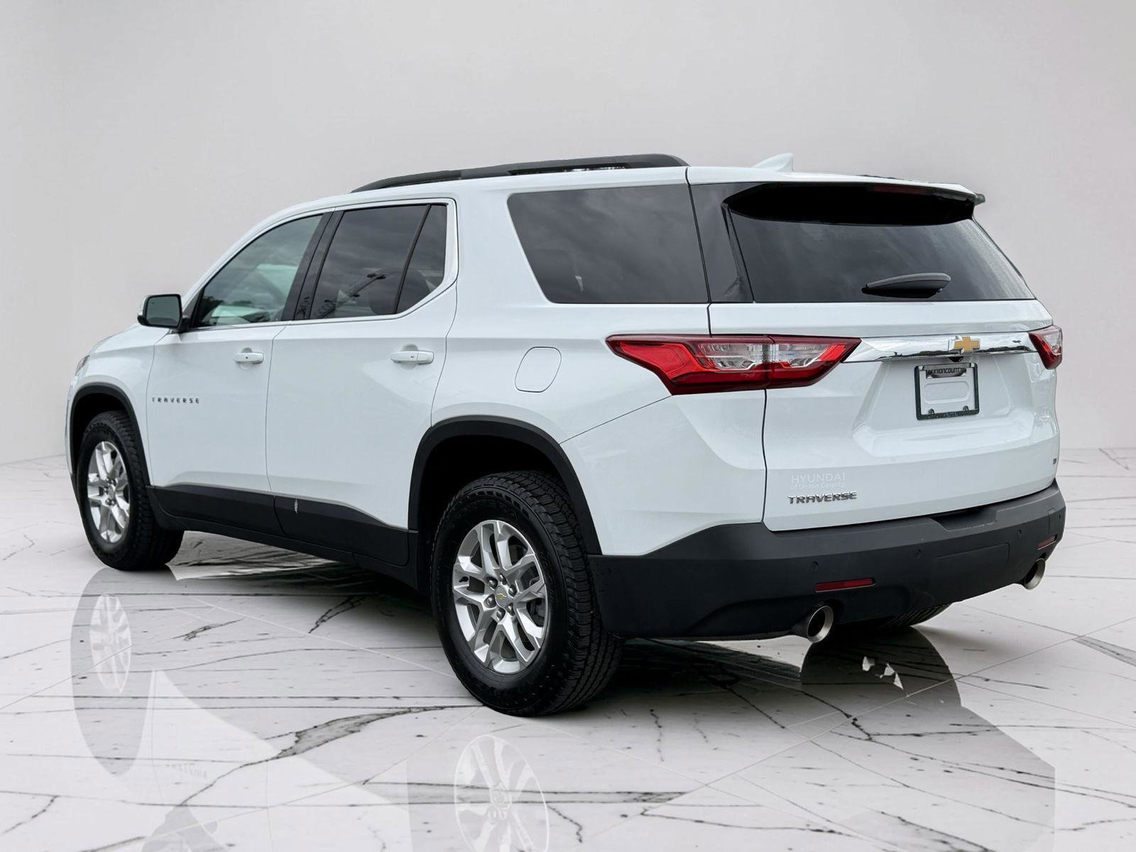 Used 2021 Chevrolet Traverse LT FWD image 3