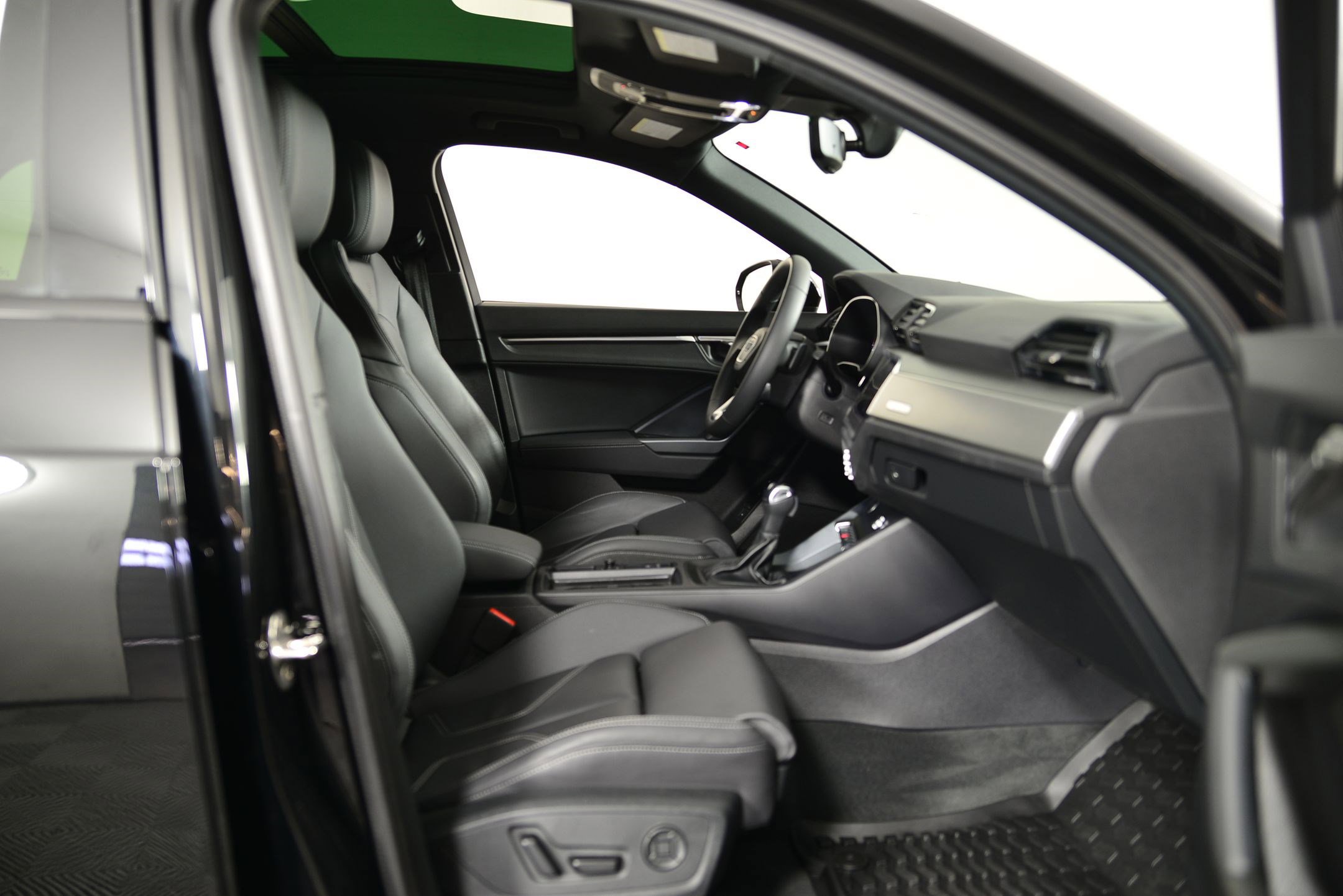 Certified 2025 Audi Q3 2.0T Premium w/ Convenience Package image 19