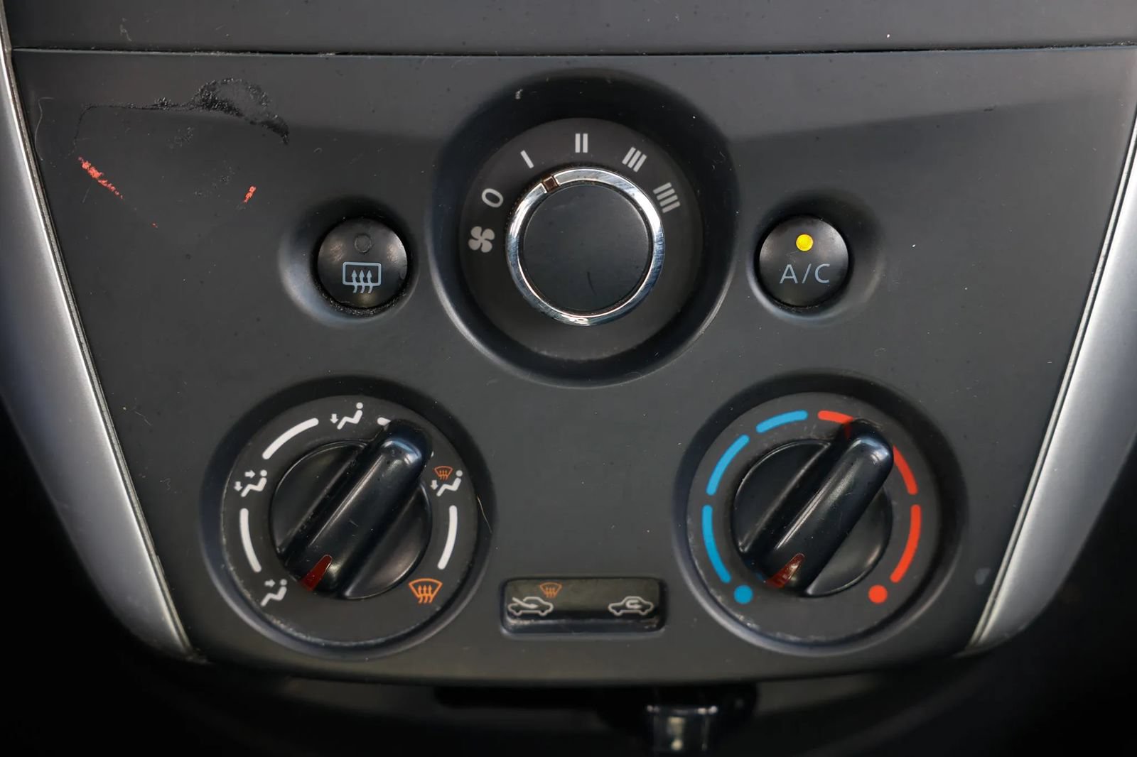 Used 2018 Nissan Versa SV FWD image 30