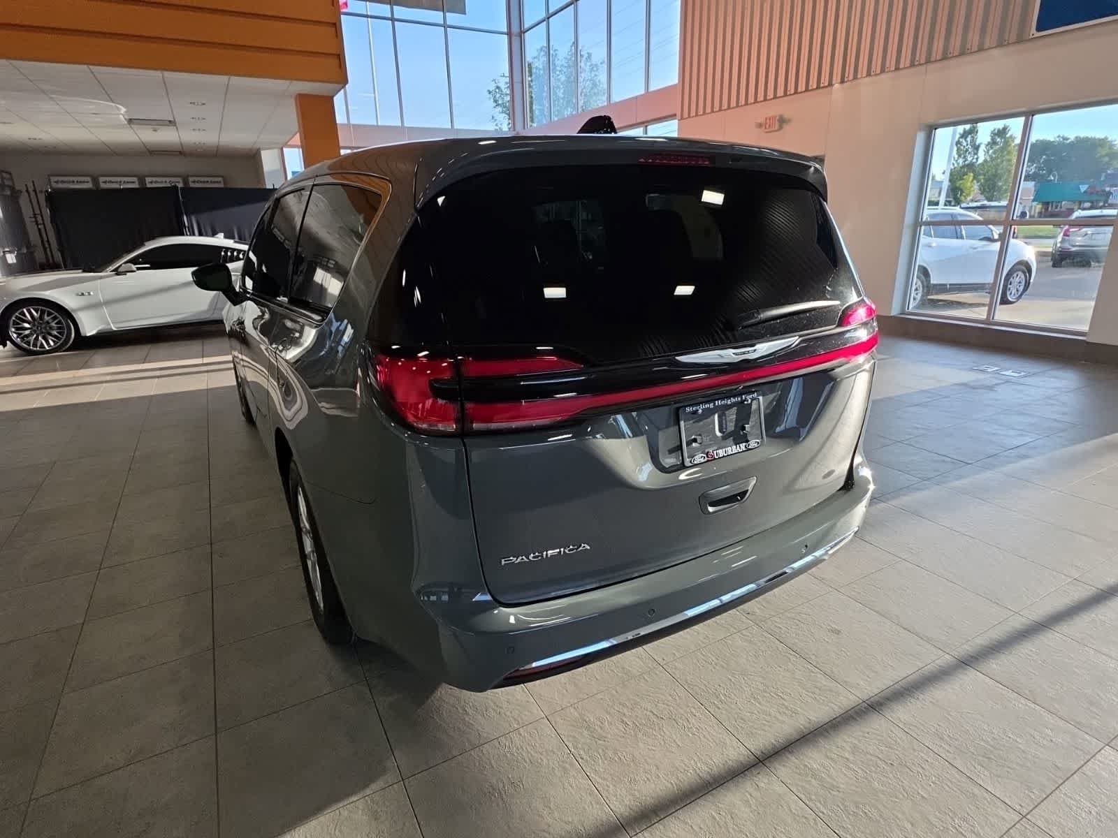 Used 2025 Chrysler Pacifica Select FWD image 9