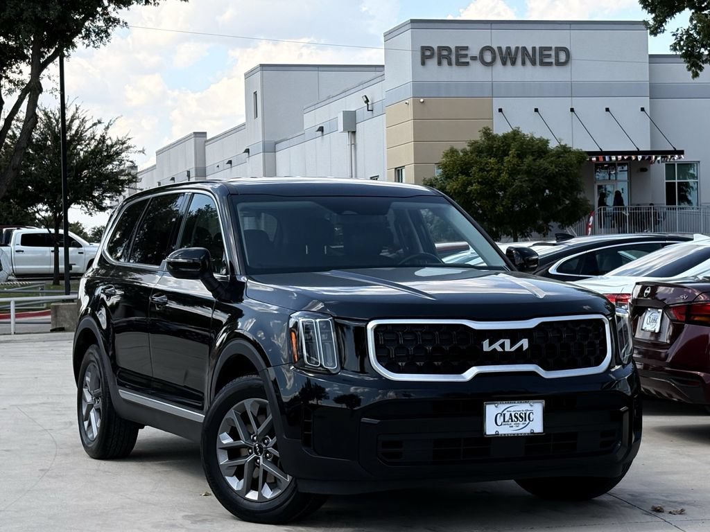 Used 2023 Kia Telluride LX AWD/4WD image 2