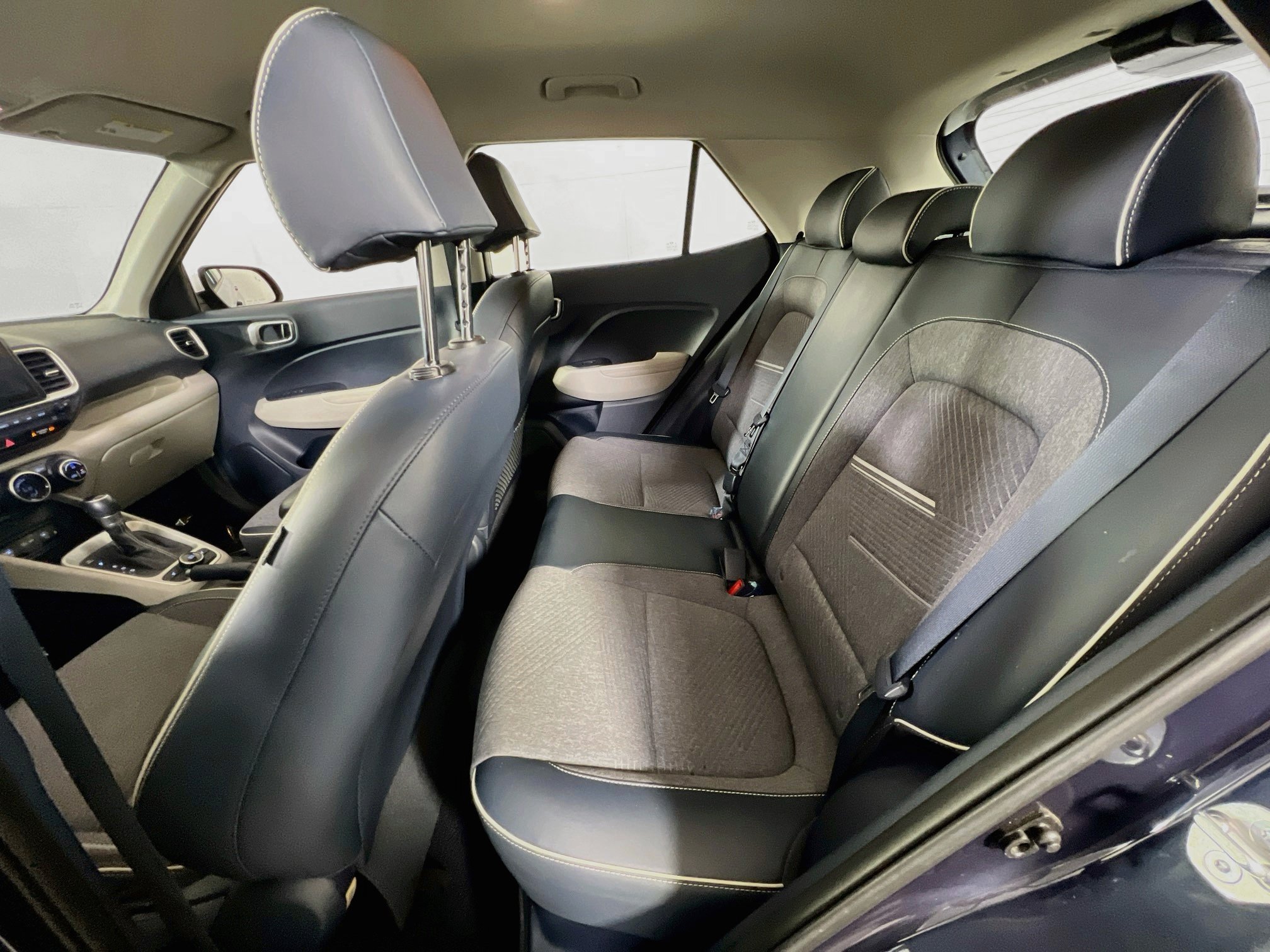 Used 2023 Hyundai Venue Limited FWD image 24