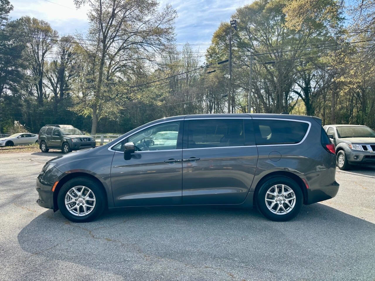 Used 2022 Chrysler Voyager LX image 4