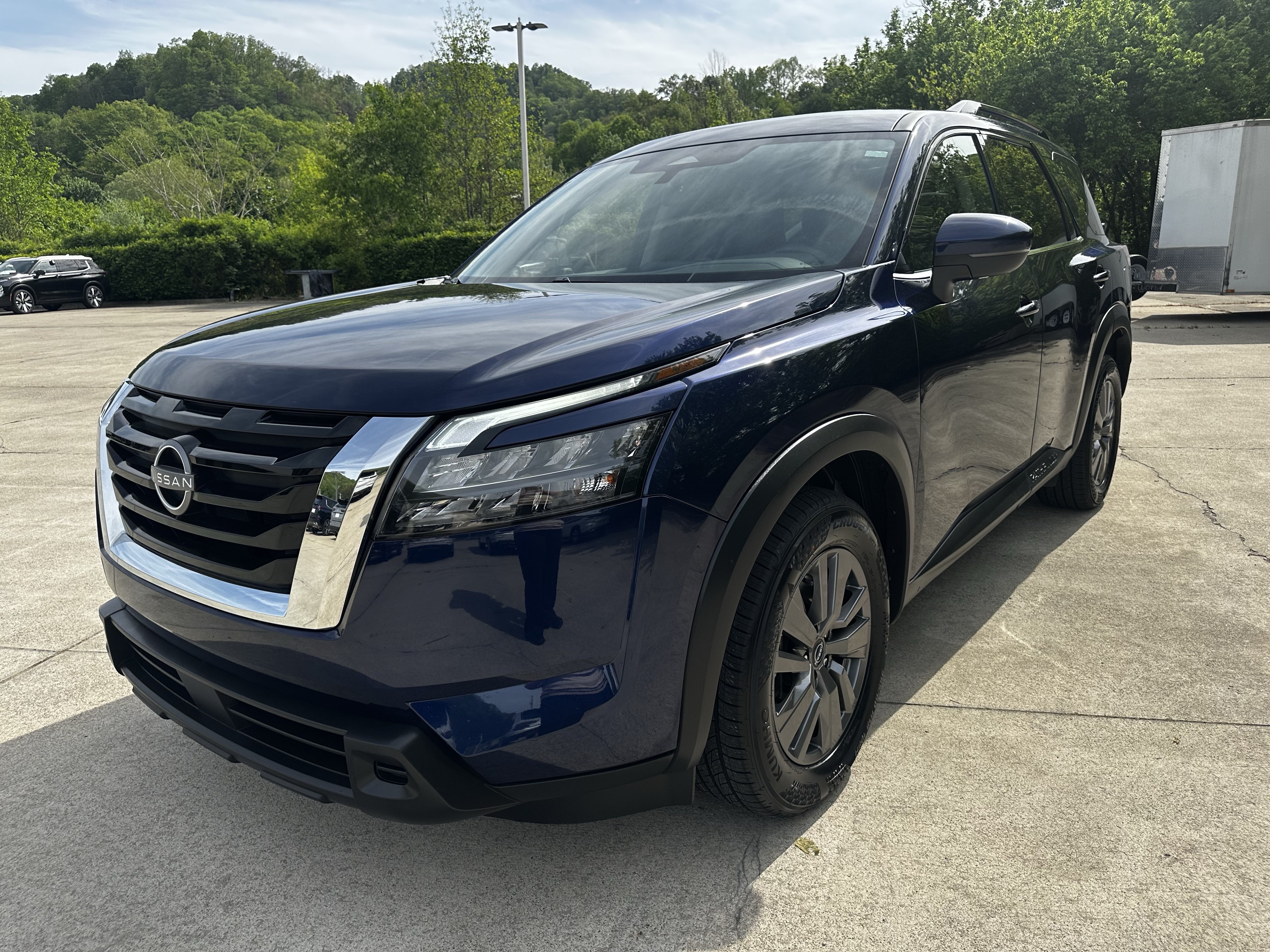 Used 2025 Nissan Pathfinder SV AWD/4WD image 2