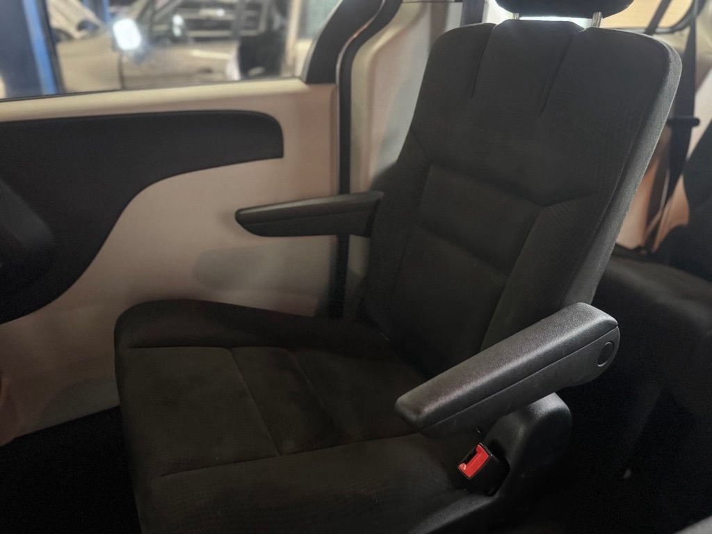 Used 2015 Dodge Grand Caravan SE FWD image 30