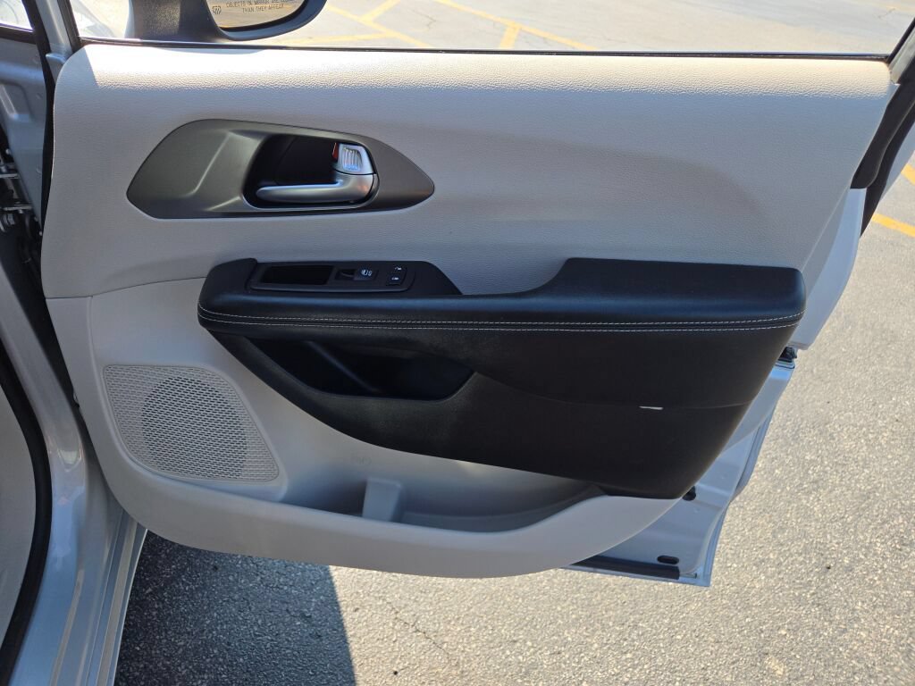 Used 2023 Chrysler Pacifica Touring-L FWD image 12
