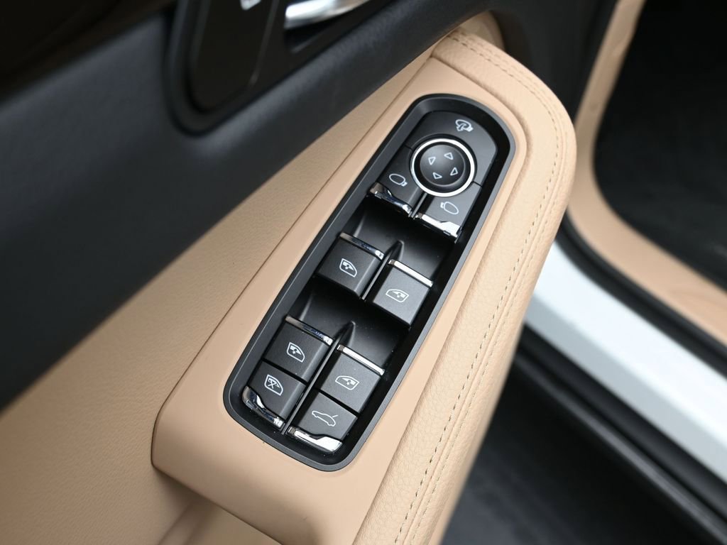 Certified 2025 Porsche Macan image 9