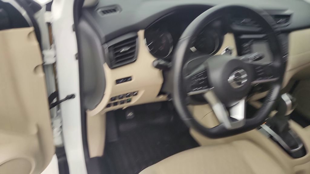 Used 2020 Nissan Rogue SV FWD image 13
