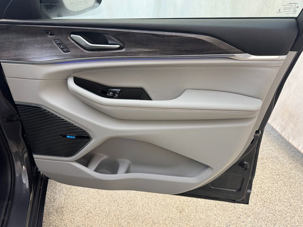 Used 2021 Jeep Grand Cherokee L Overland w/ Advanced Protech Group III image 27