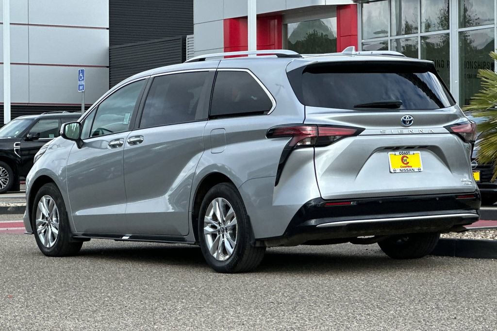 Used 2023 Toyota Sienna Limited image 6