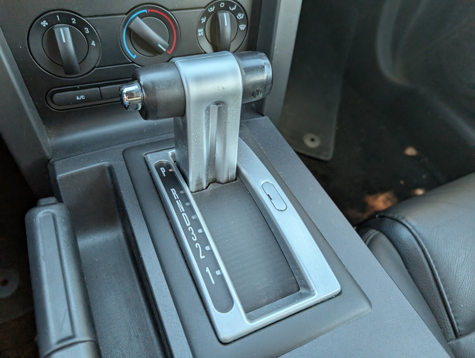 Used 2005 Ford Mustang Convertible image 9