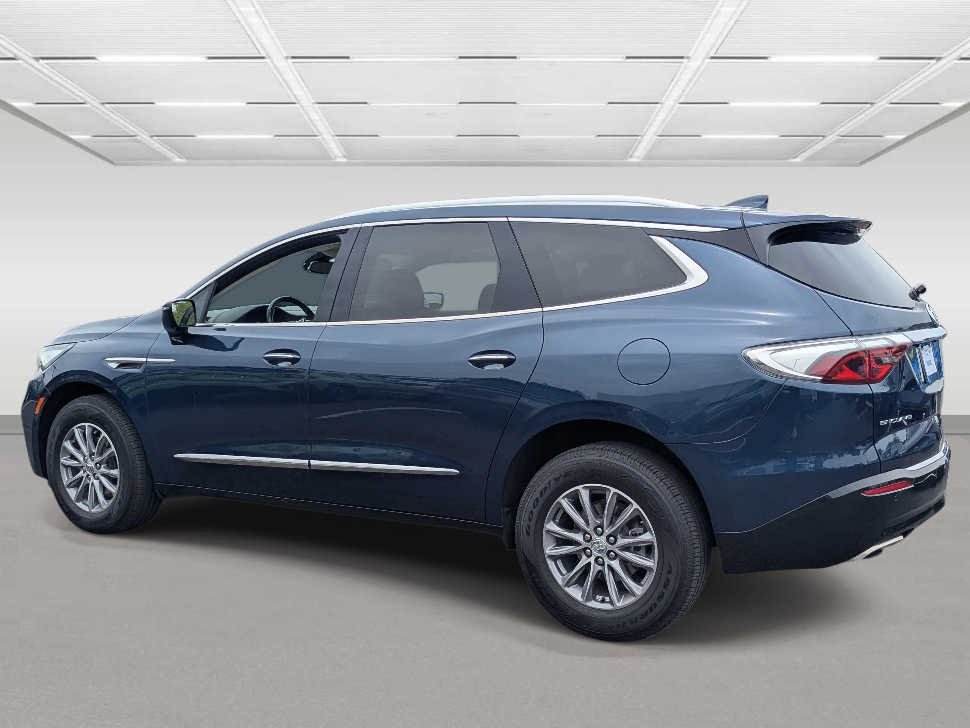 Used 2023 Buick Enclave Essence FWD image 3