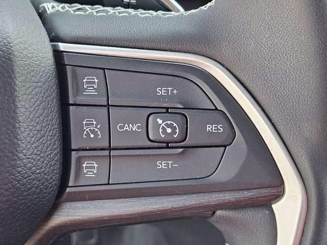 Used 2023 Jeep Grand Cherokee Limited w/ Luxury Tech Group II AWD/4WD image 30