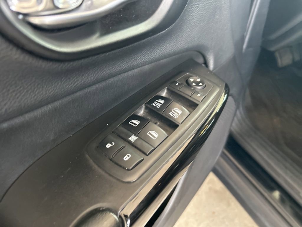 Used 2019 Jeep Cherokee Altitude image 36