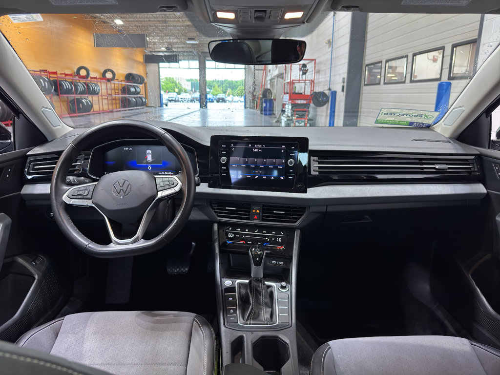 Used 2025 Volkswagen Jetta SE FWD image 12