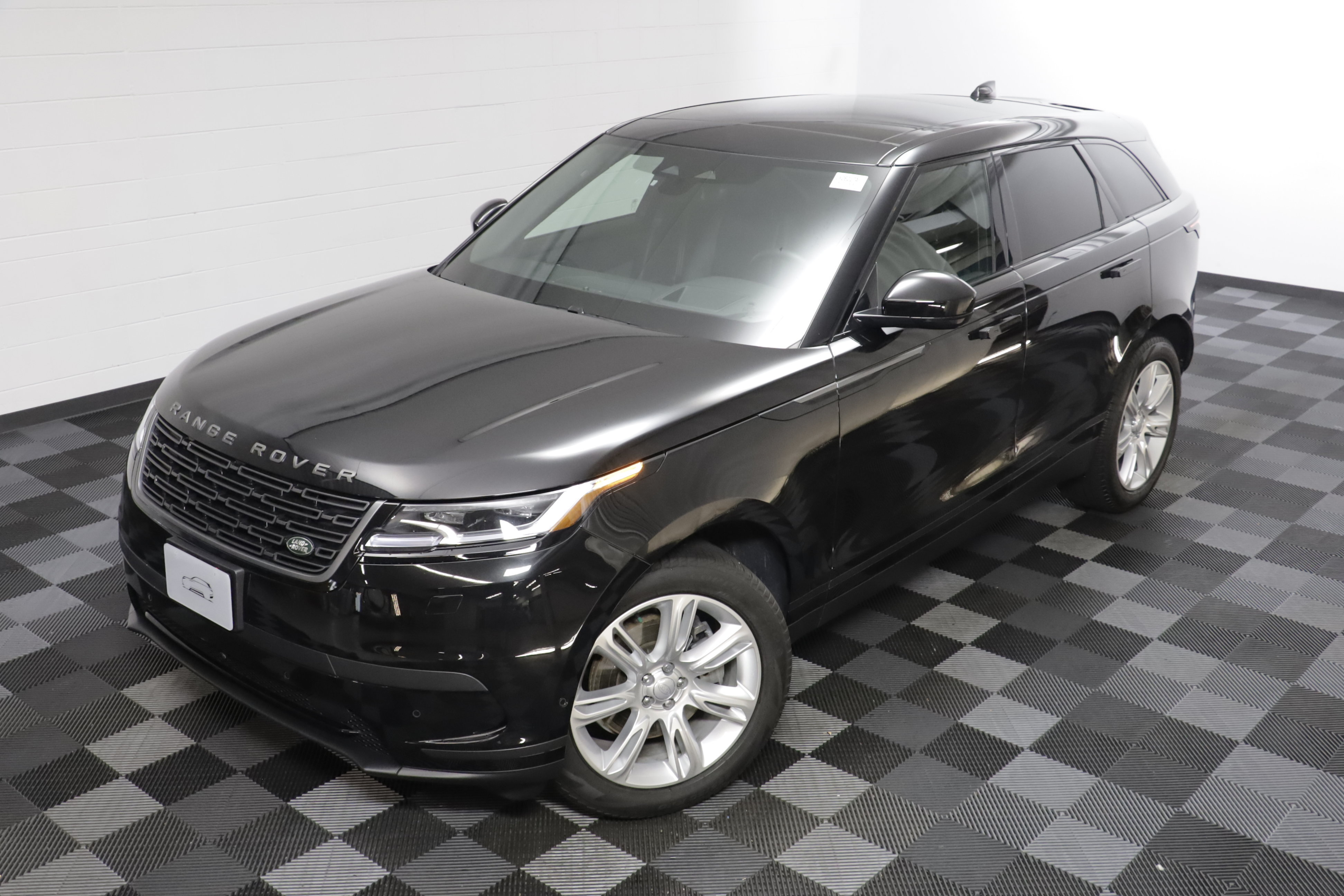 Used 2025 Land Rover Range Rover Velar S AWD/4WD image 2