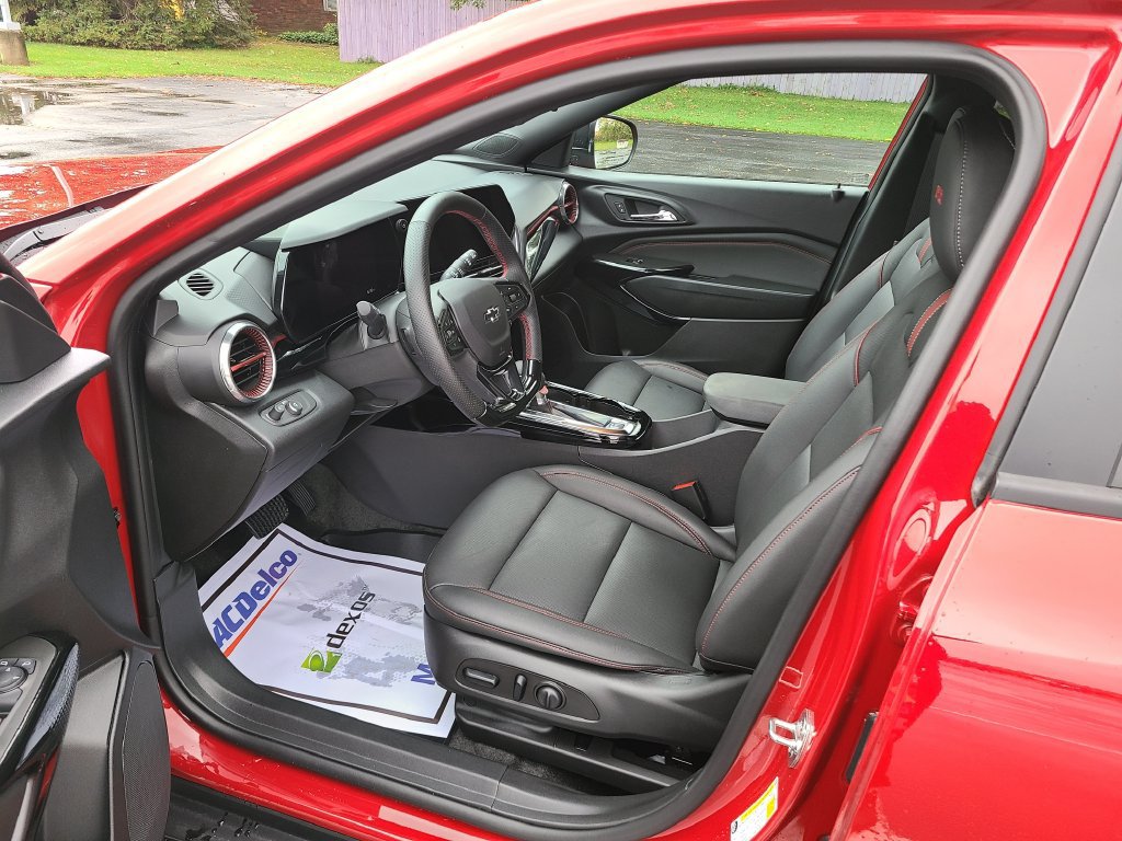Used 2026 Chevrolet Trax RS w/ Sunroof Package FWD image 21