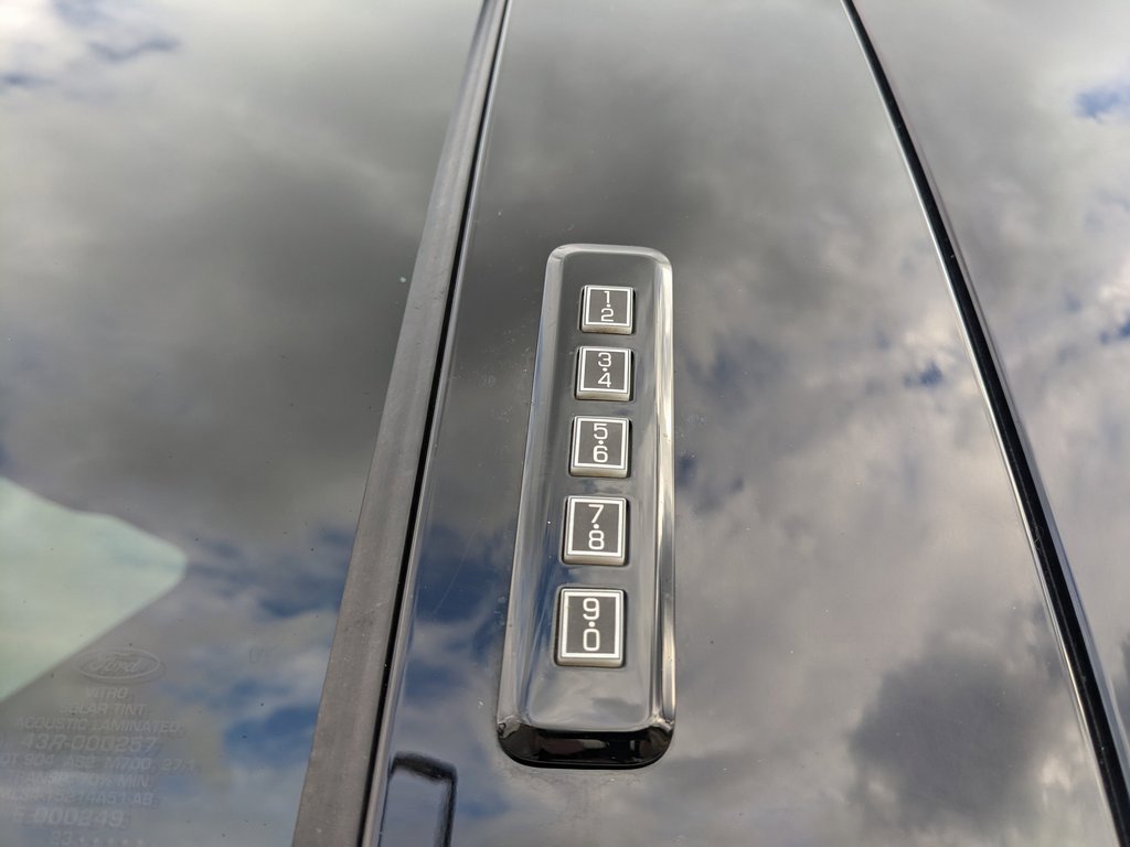 Used 2023 Ford F250 Lariat w/ Chrome Package image 29