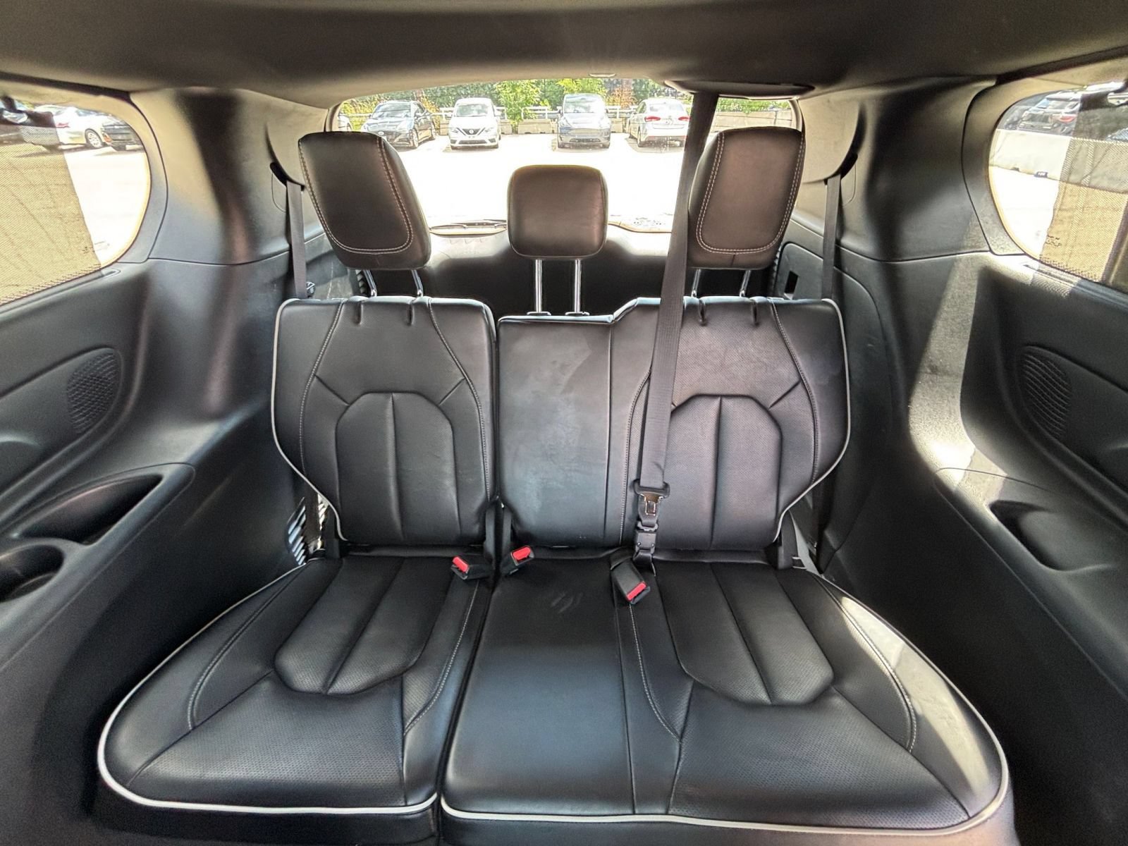 Used 2025 Chrysler Pacifica Limited FWD image 32