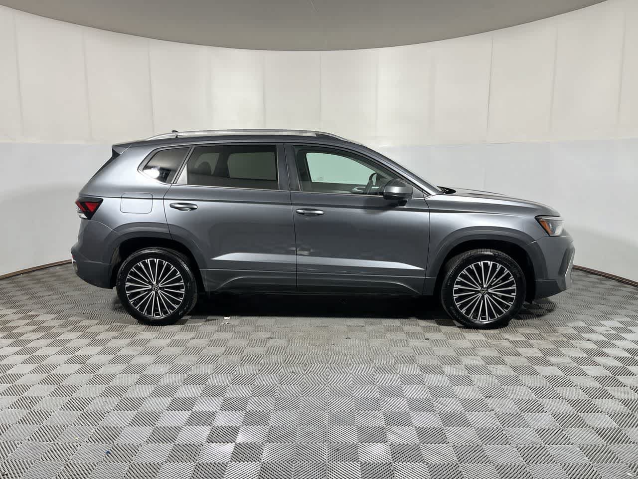 Used 2025 Volkswagen Taos SE FWD image 9