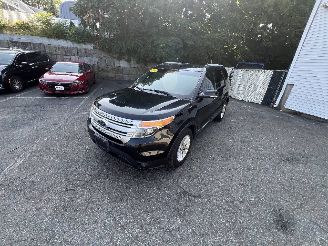 Used 2014 Ford Explorer XLT w/ Equipment Group 202A AWD/4WD image 4