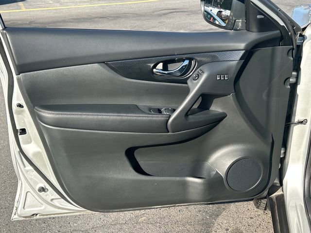 Used 2017 Nissan Rogue SL image 11