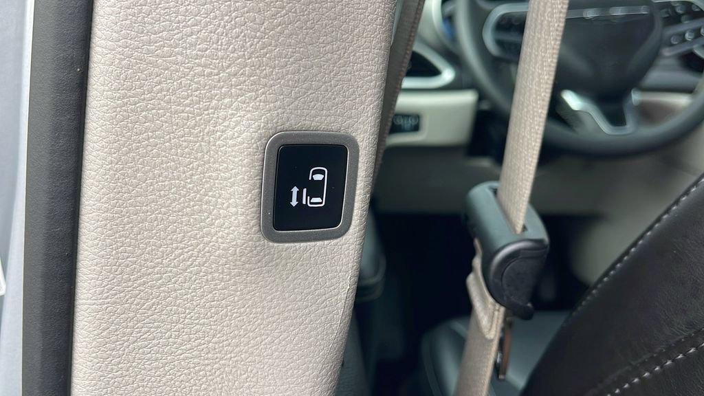 Used 2024 Chrysler Pacifica Touring-L FWD image 15